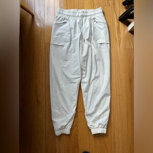 all in motion 🏃🏼‍♀️white mid-rise double-lined joggers - M